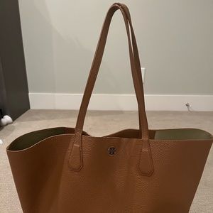 Tory Burch Tan Tote! Perfect for fall! Pebble grain leather! Gold on the inside